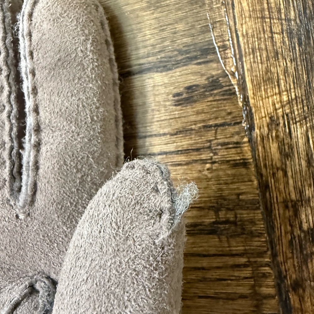 UGG Sheepskin Gloves (lined) - Picture 6 of 9